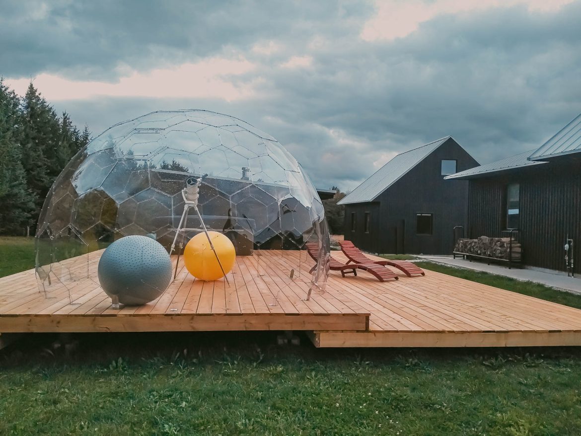 Sala hobby per l'astronomia in un baccello da giardino