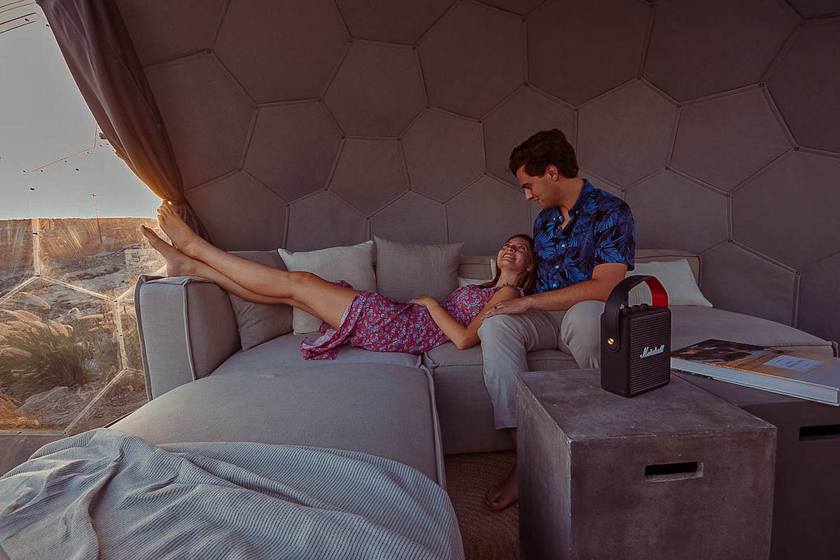 Un couple se détend dans un dôme extérieur confortable