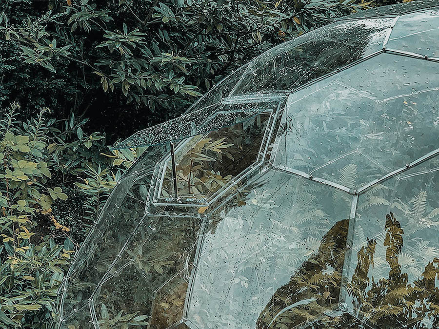 Fenêtre ouverte dans un dôme igloo de jardin