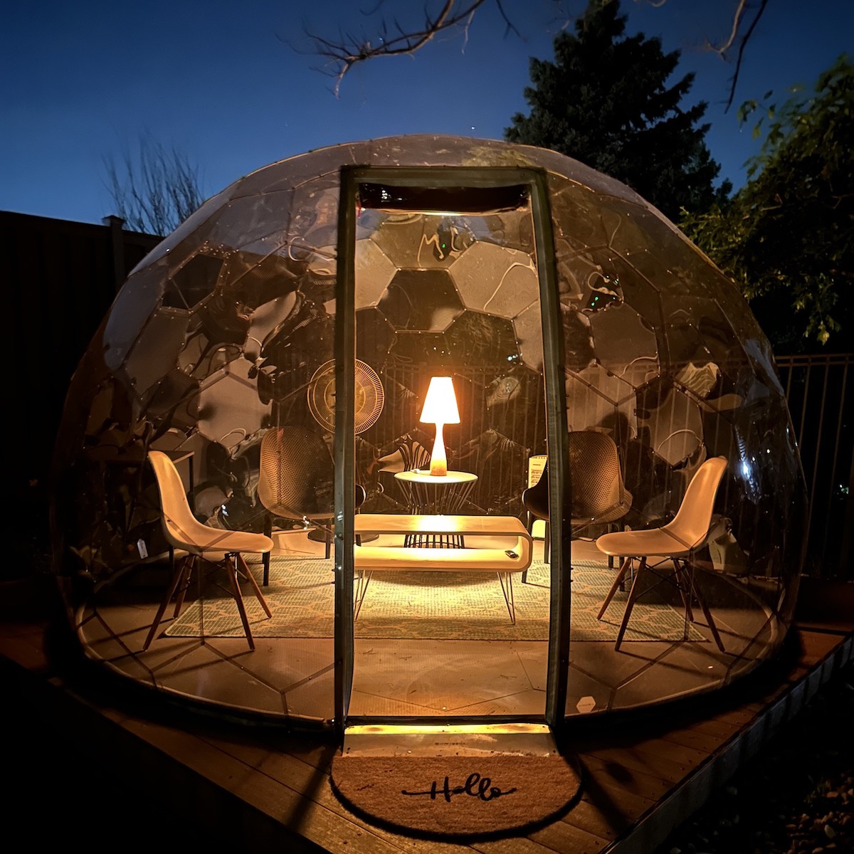 Retraite dans un dôme de jardin la nuit