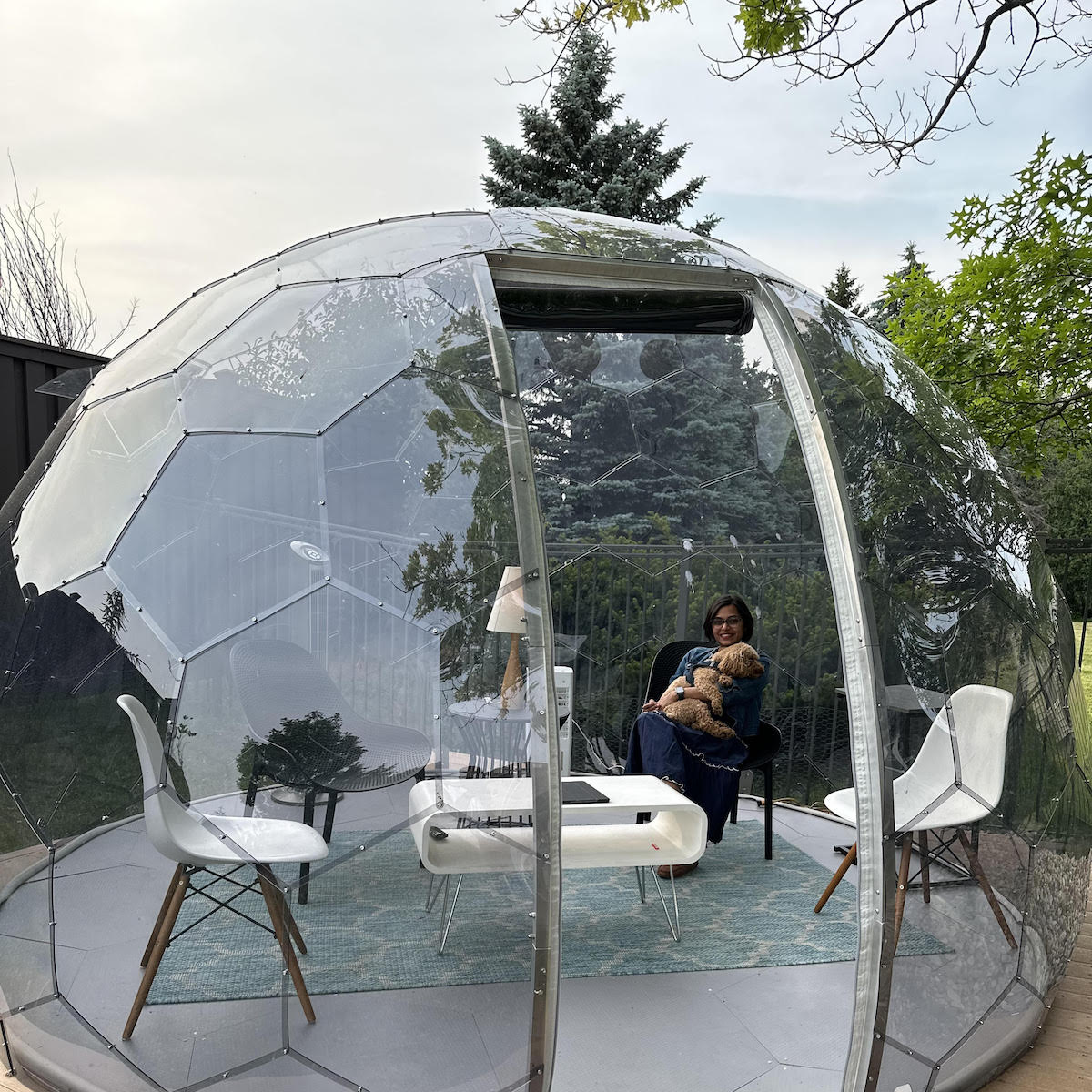Retraite dans un jardin avec un ameublement minimaliste