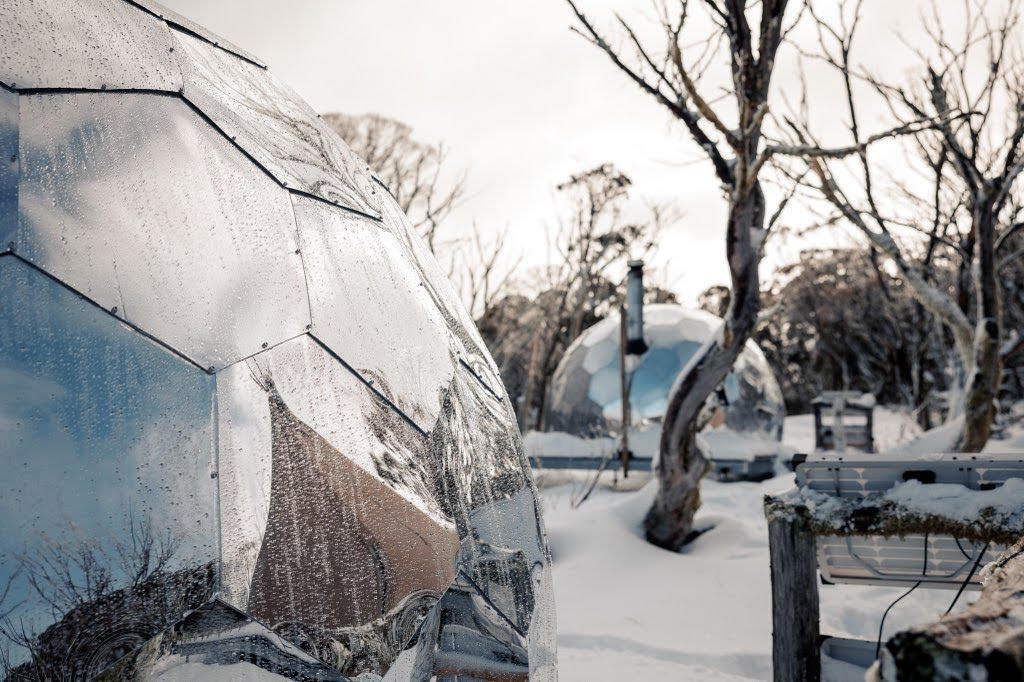 Des cabines de glamour avec une finition miroir dans la neige