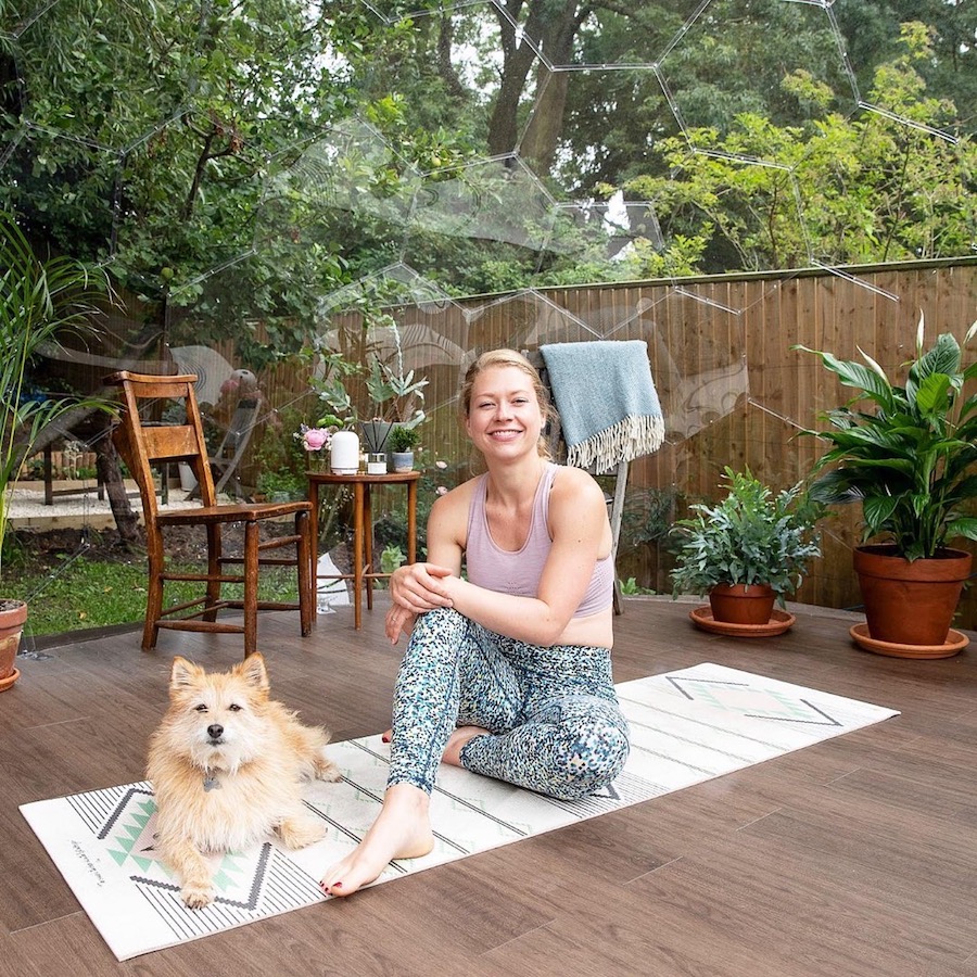 Ein Yoga, das in einer Kuppel untergebracht ist