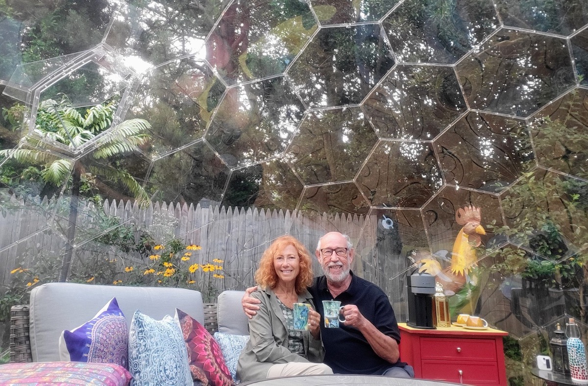 Susan und Sheldon sitzen in ihrem Hinterhofzimmer in Maine