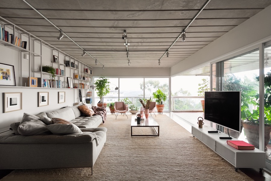 Un salon moderne avec de grandes fenêtres et de vastes espaces verts