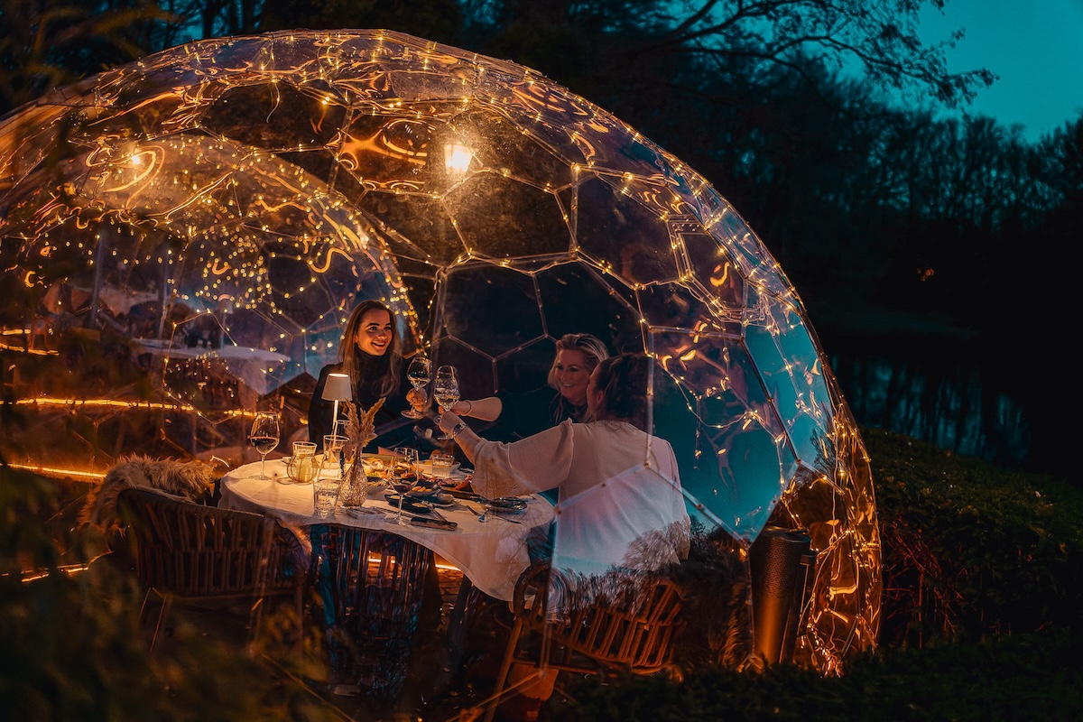 Dîner d'hiver en plein air dans un dôme