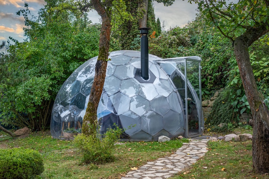 Dôme de glamping avec poêle et cheminée