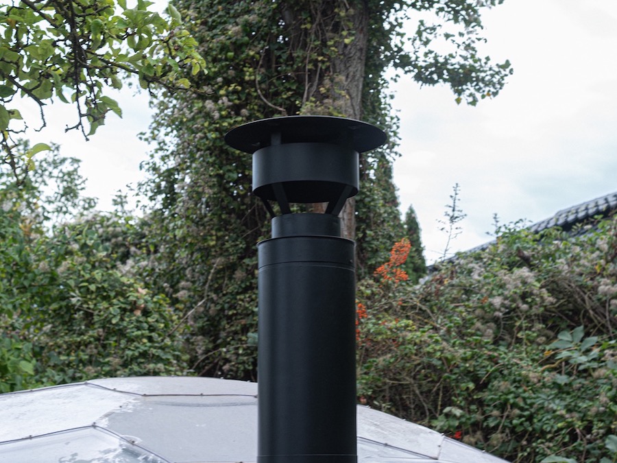 Cheminée dans une nacelle de jardin