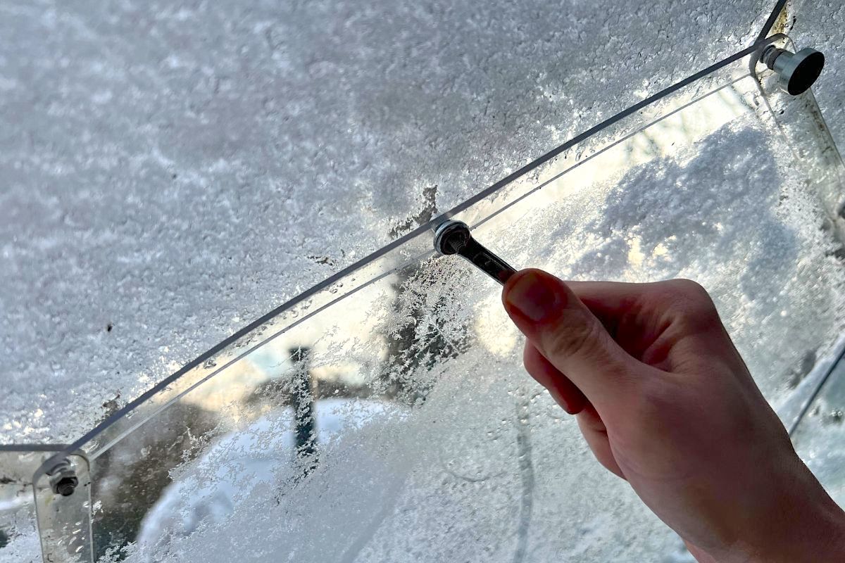 Resserrer les vis de votre dôme pour l'hiver