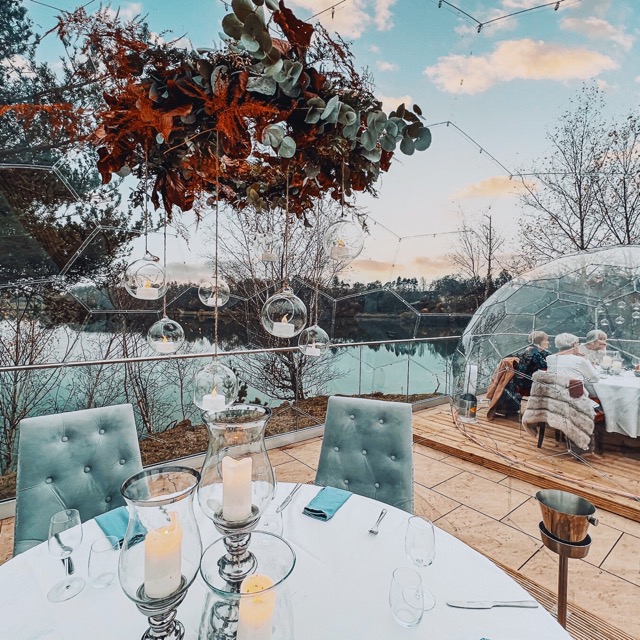 Une salle à manger décorée en bleu glacier pour les fêtes de fin d'année