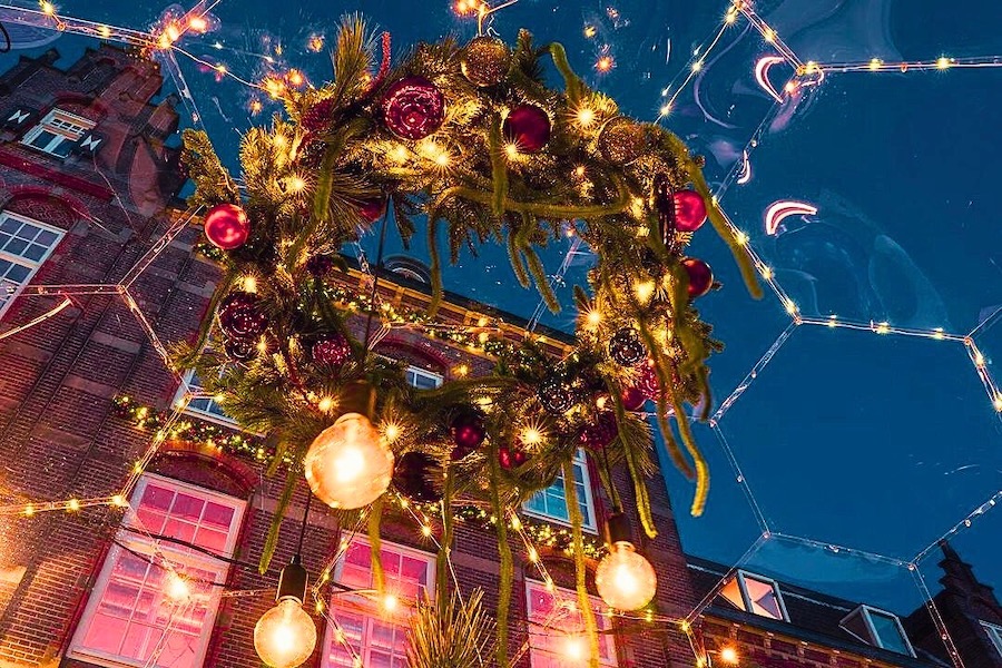 Une couronne de Noël suspendue sous le plafond de la salle à manger
