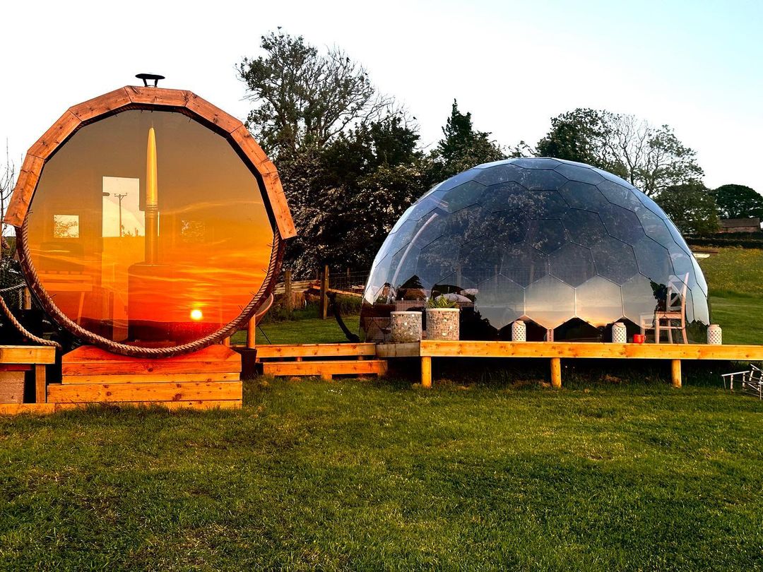Un dôme de bain à remous et un sauna au Deerstone Glamping