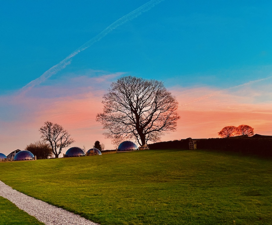 Le ciel coloré et la vue sur le glamping Deerstone
