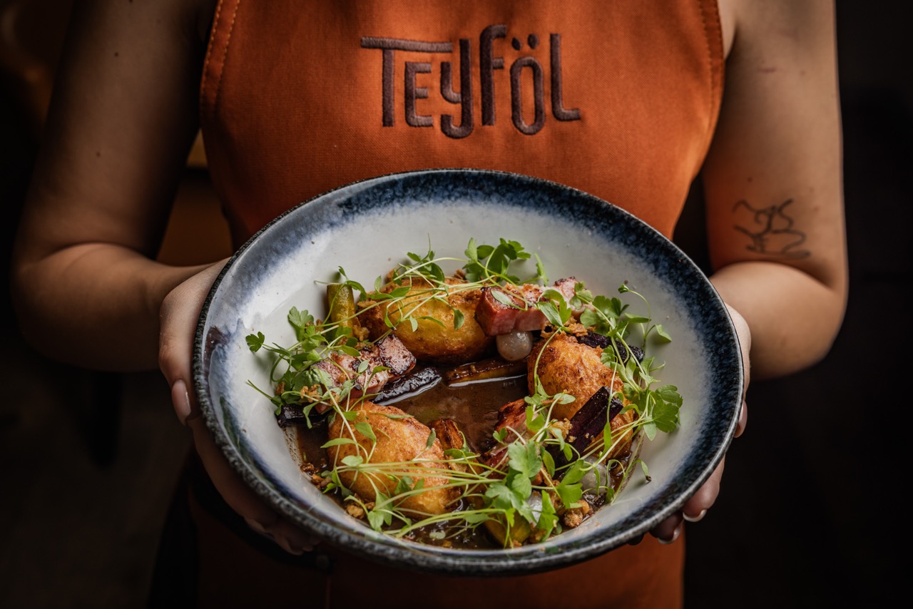La cuisine Teyfol mélange les recettes hongroises traditionnelles avec une touche de modernité.