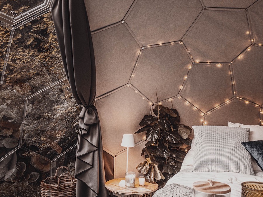Un intérieur de dôme glamping confortable