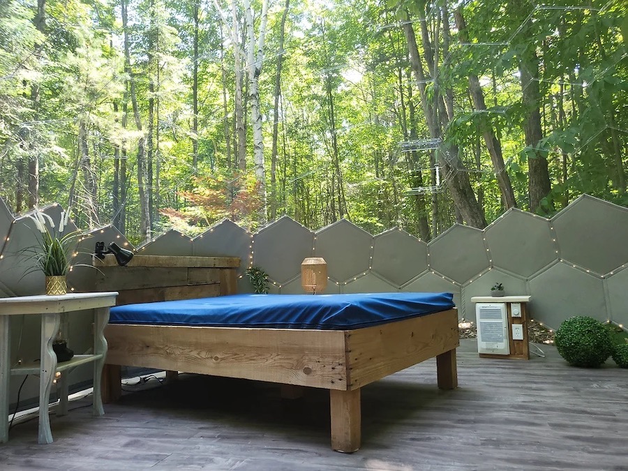 Camera da letto nel bosco all'interno della cupola del glamping