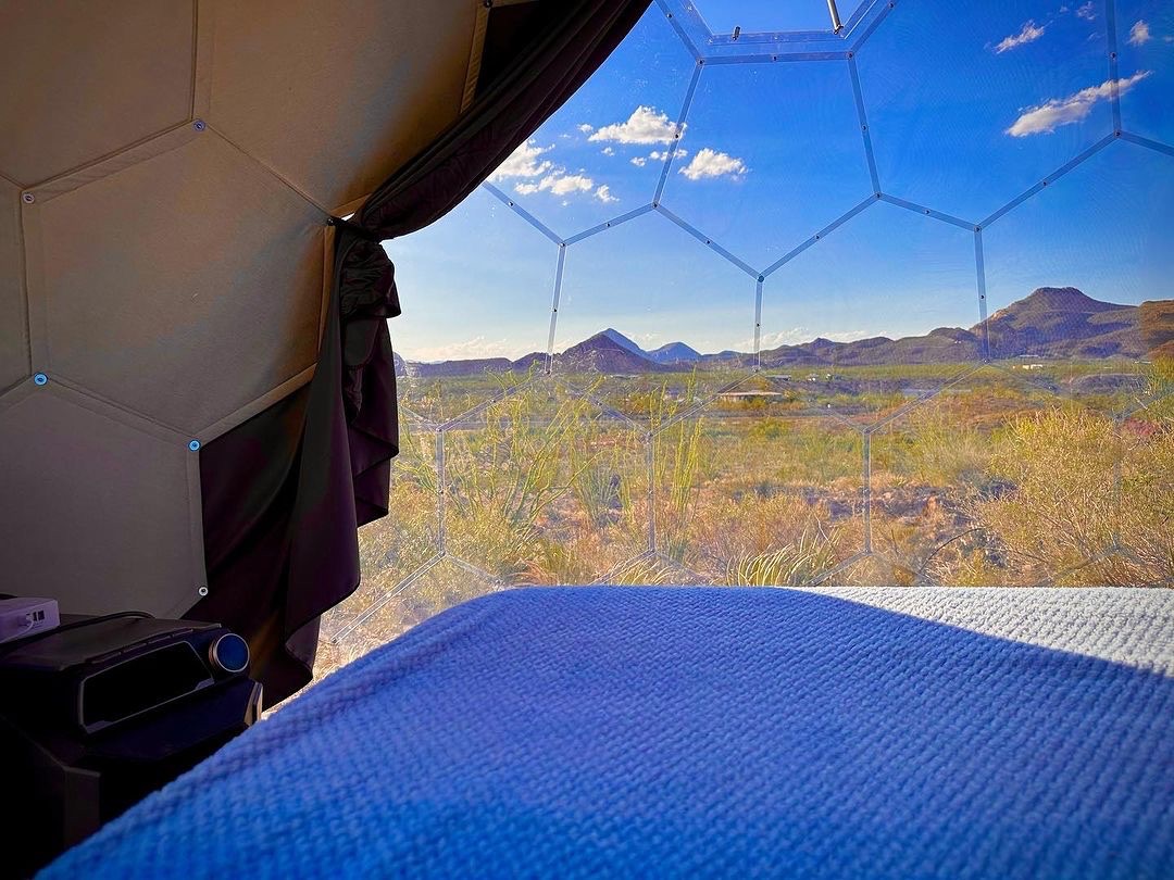 Una vista sul dessert dalla cupola del glamping Space Cowboys
