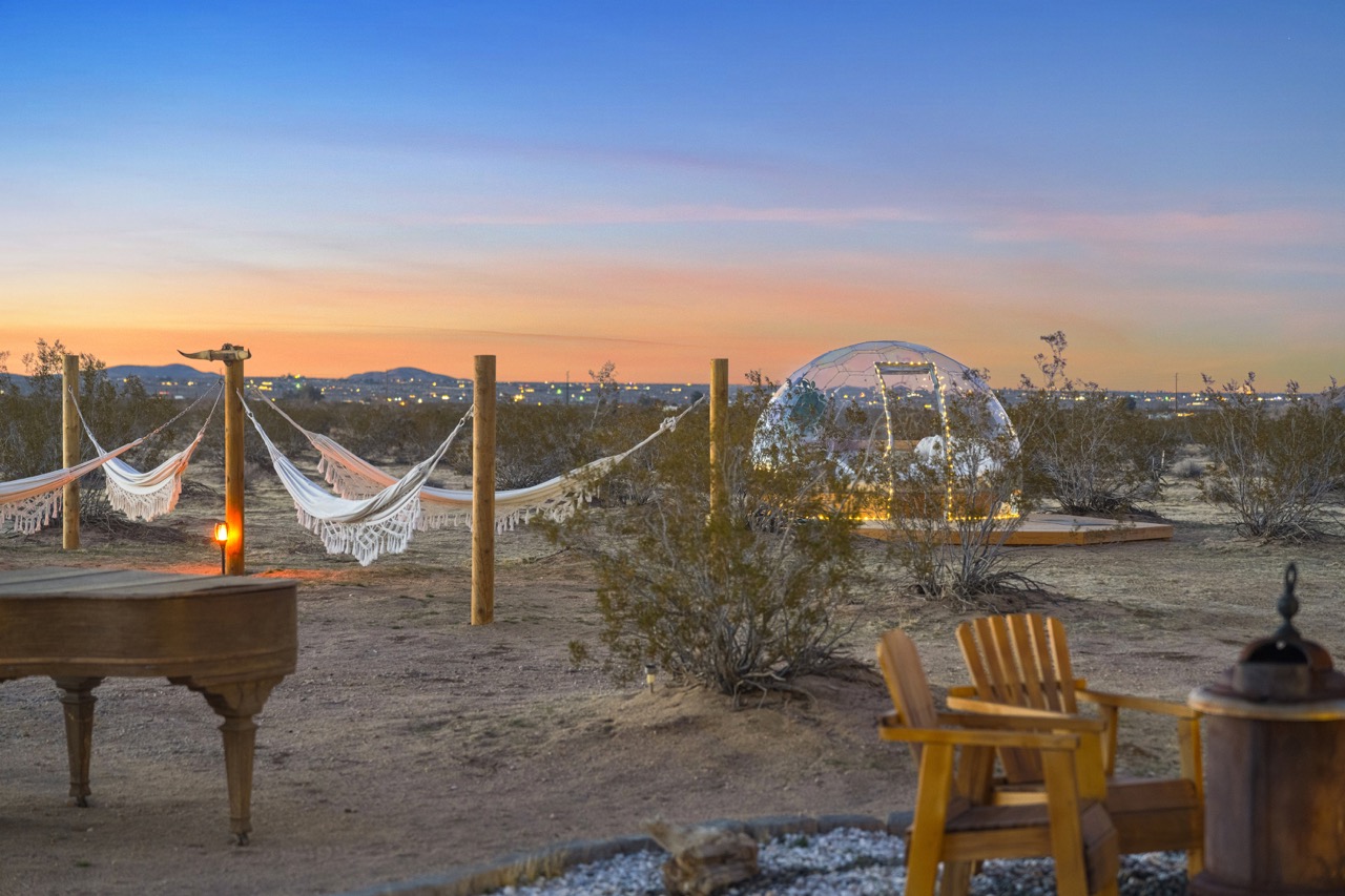 I prezzi del glamping devono essere collegati a esperienze straordinarie per gli ospiti, come in questa foto, dove si può godere di un ampio spazio all'aperto.