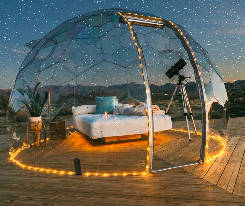 Observation des étoiles dans un dôme avec un télescope
