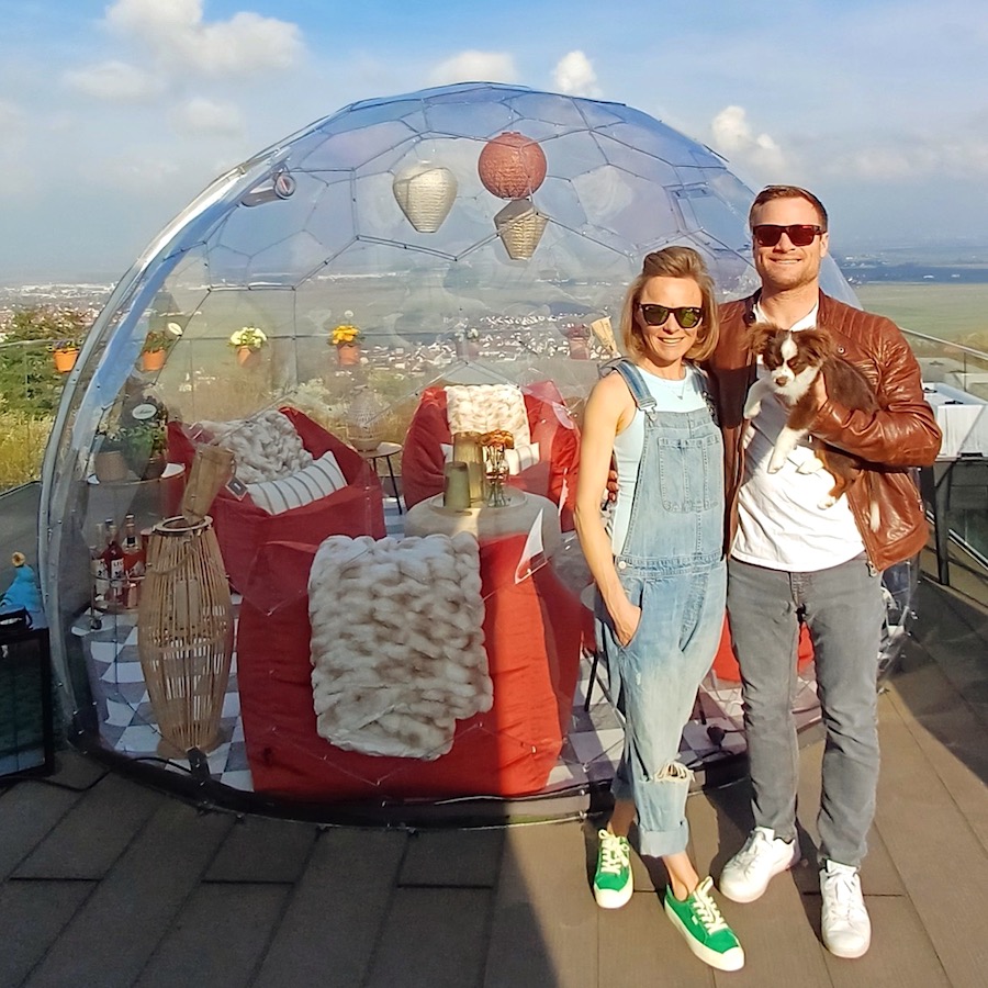 Holley e Kevin davanti alla cupola della loro terrazza