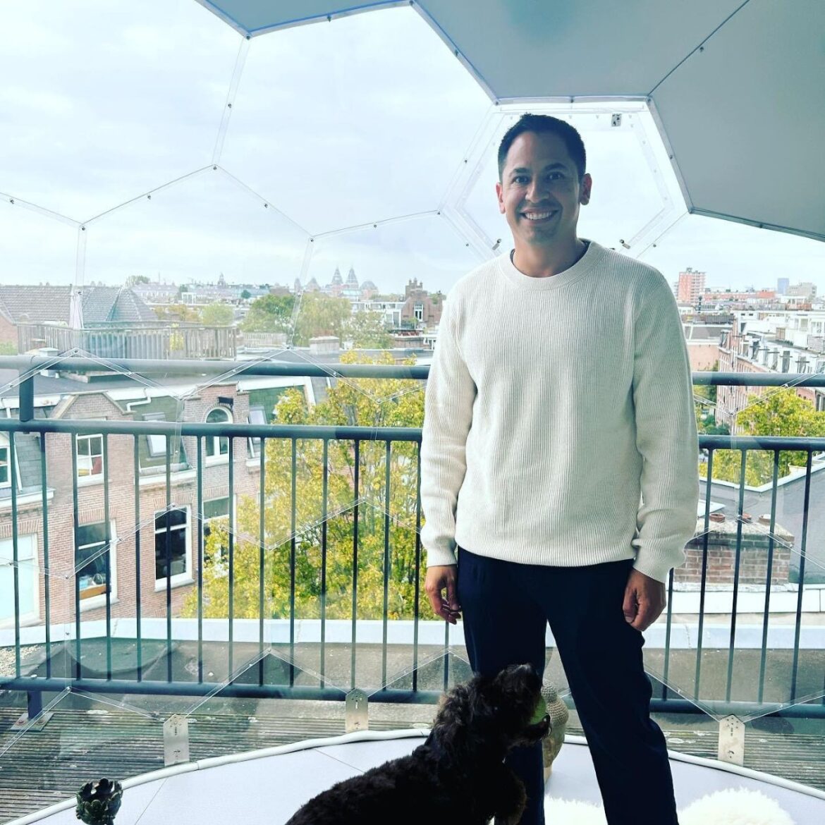 Omar Ramirez dans son miroir Amsterdome