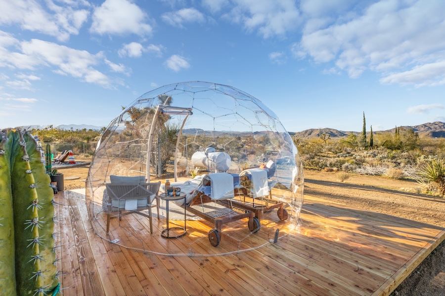 Transparente Iglu-Kuppel in der Wüste