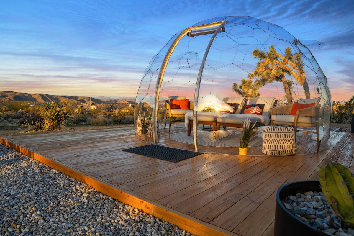 Klare geodätische Kuppel in Joshua Tree