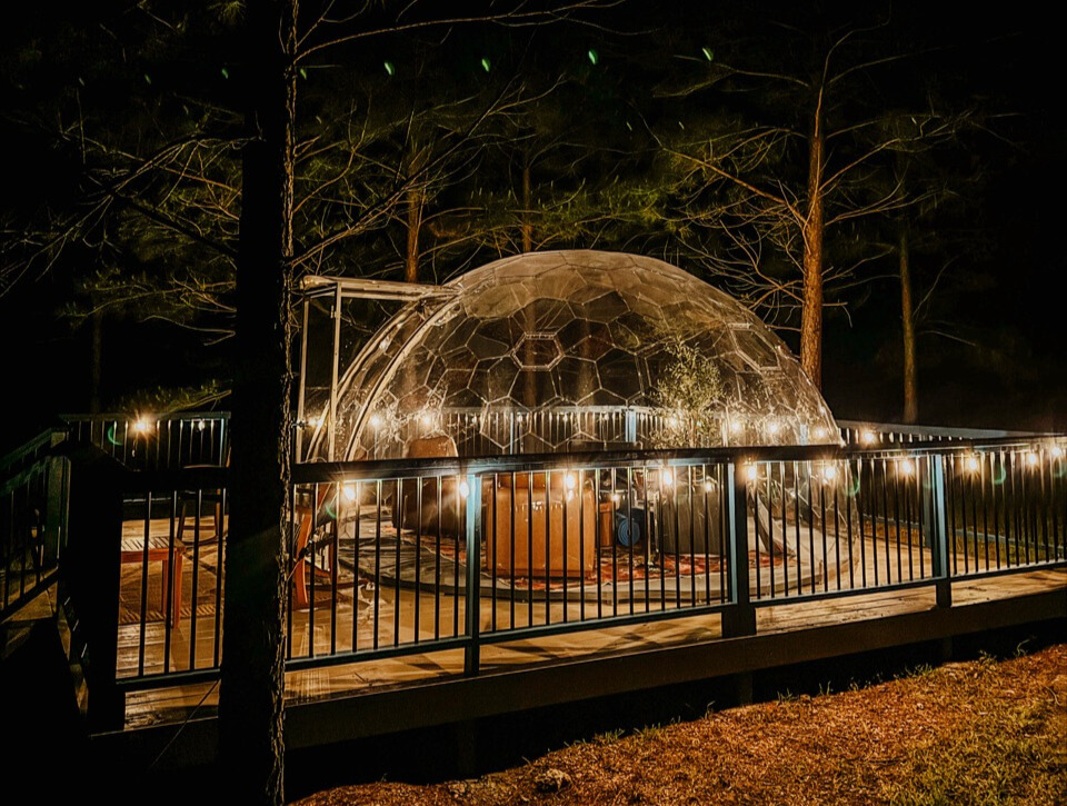 Dôme Hypedome Airbnb de nuit à la cabane Misty Blue