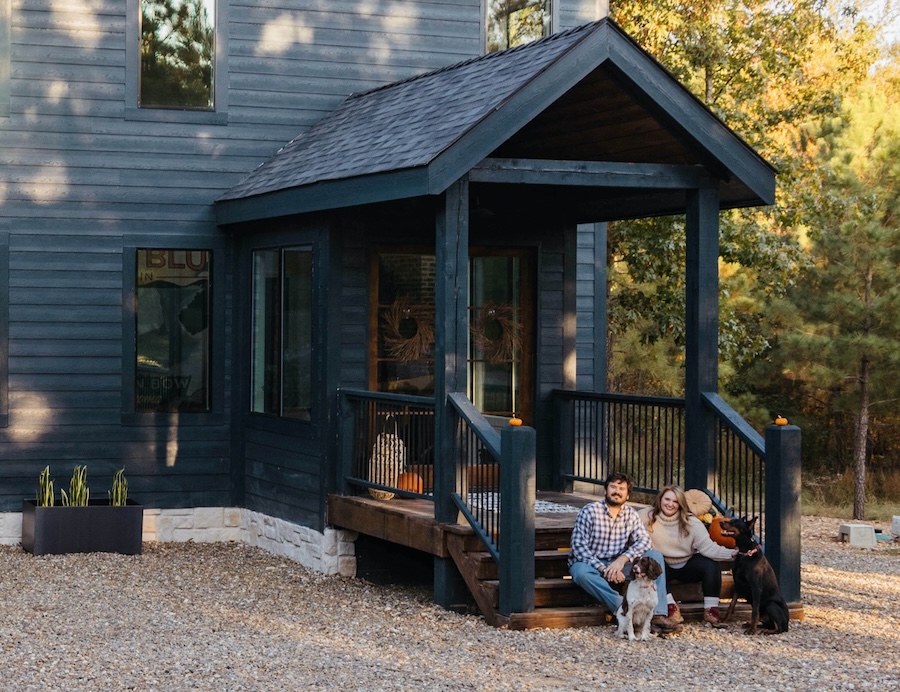 Helene Sula et Michael Sula devant leur cabane Misty Blue en Oklahoma