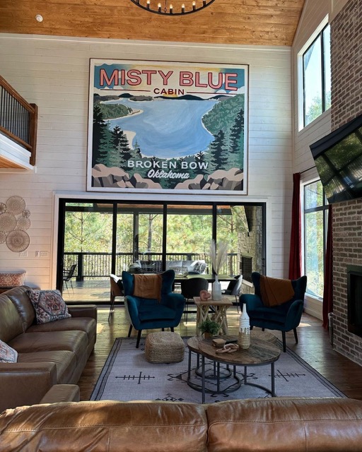 L'intérieur luxueux et confortable de la Misty Blue Cabin avec la peinture murale originale.