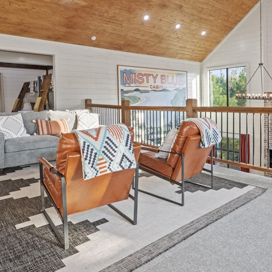 Intérieur magnifiquement conçu de la cabane Misty Blue dans l'Oklahoma