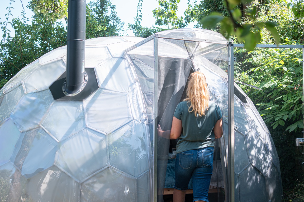 Entrée de l'Hypedome avec la moustiquaire de porte installée