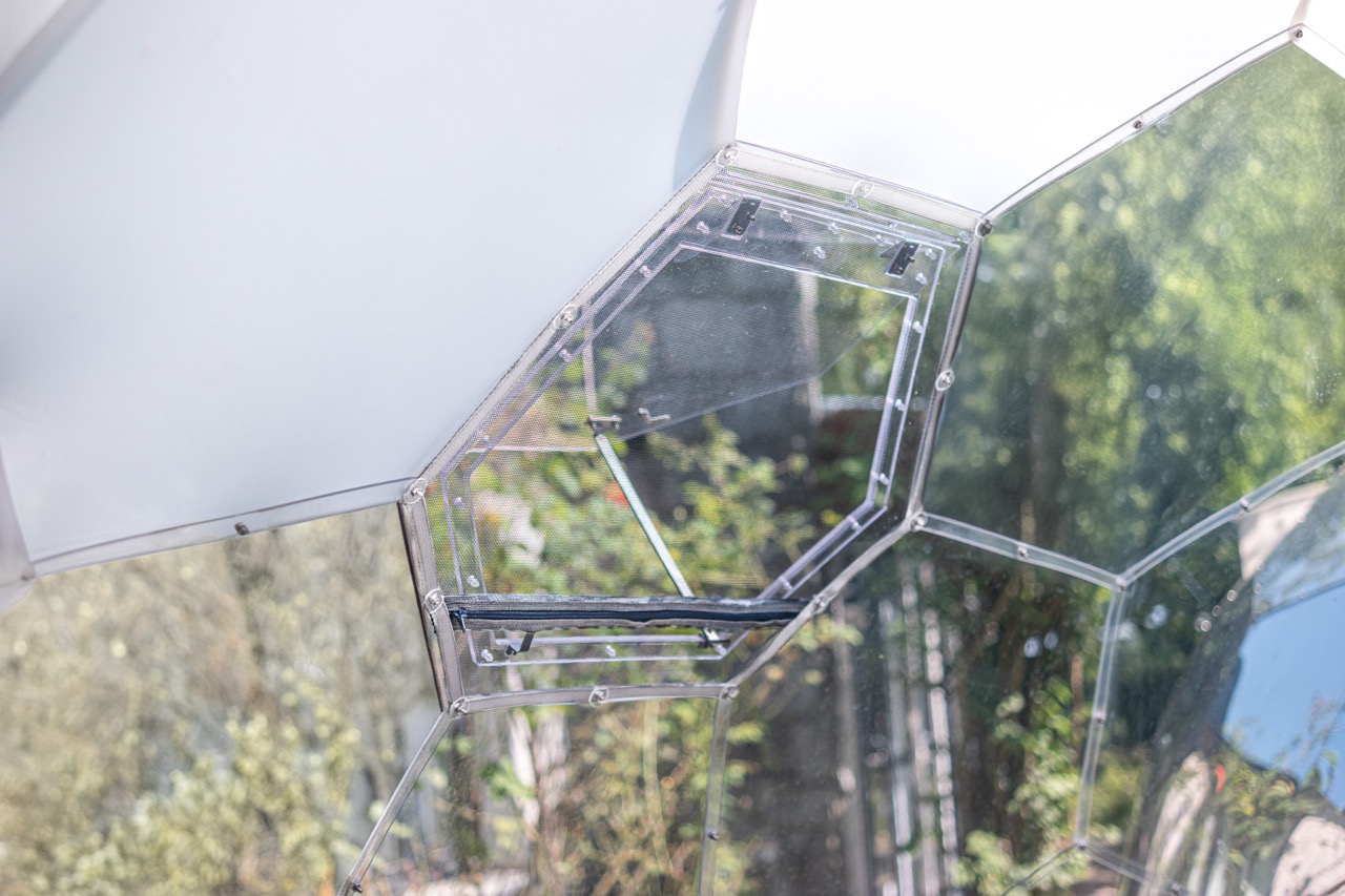 Fenêtre de l'Hypedome ouverte avec moustiquaire installée
