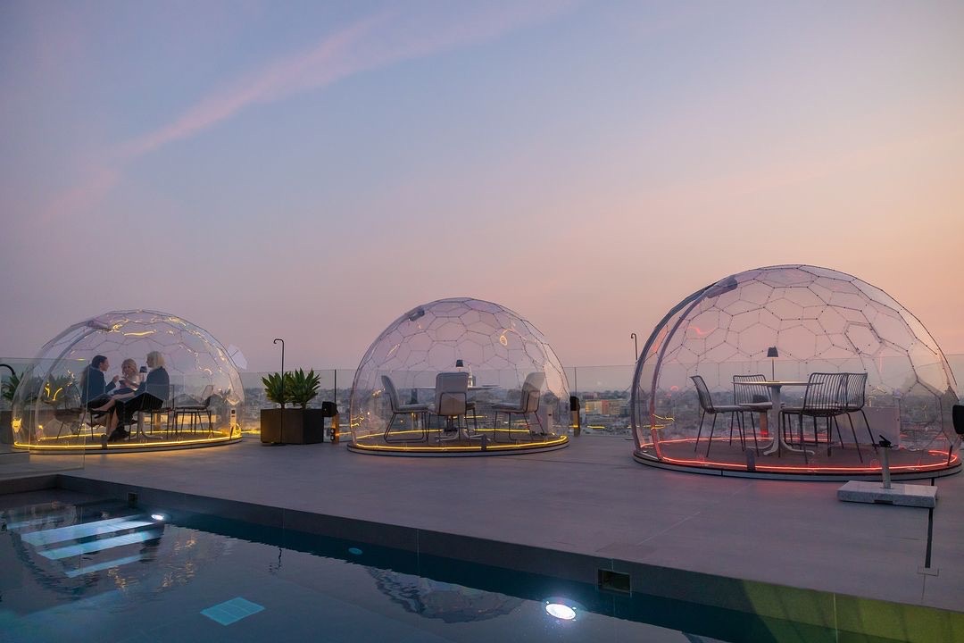 Trois igloos de salle à manger transparents