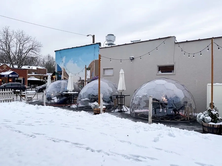Trois mini-igloos Hypedome près du restaurant de sushis SanKai