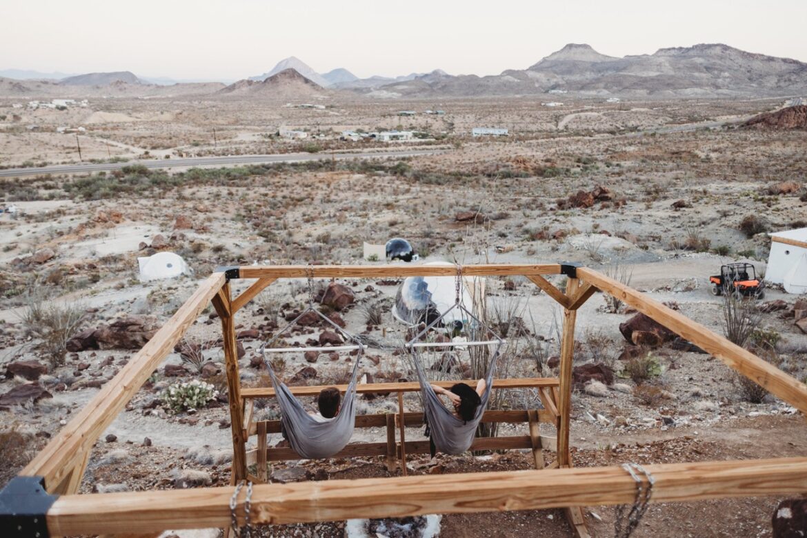 Des personnes se reposent dans des hamacs sur le site de camping Space Cowboys.