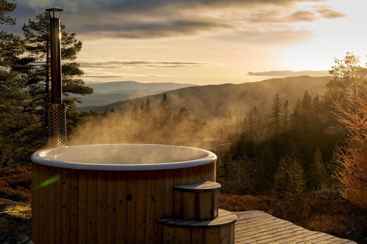 A hot tub in the outdoors