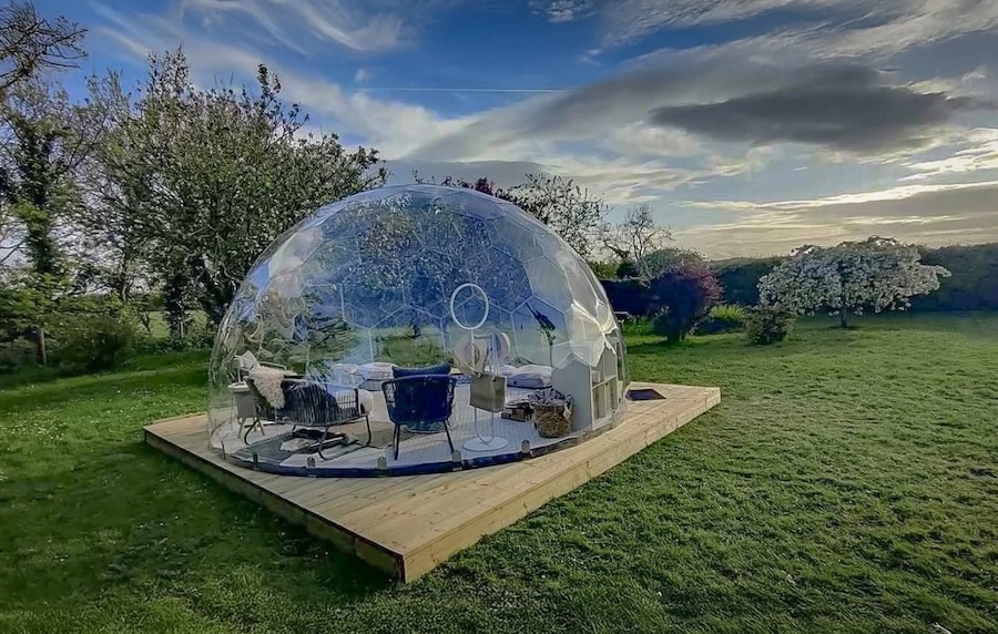 Un magnifique Hypedome aménagé en salon dans le jardin