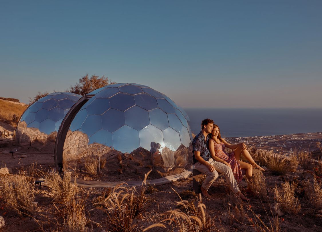 Un site de glamping avec des dômes en miroir