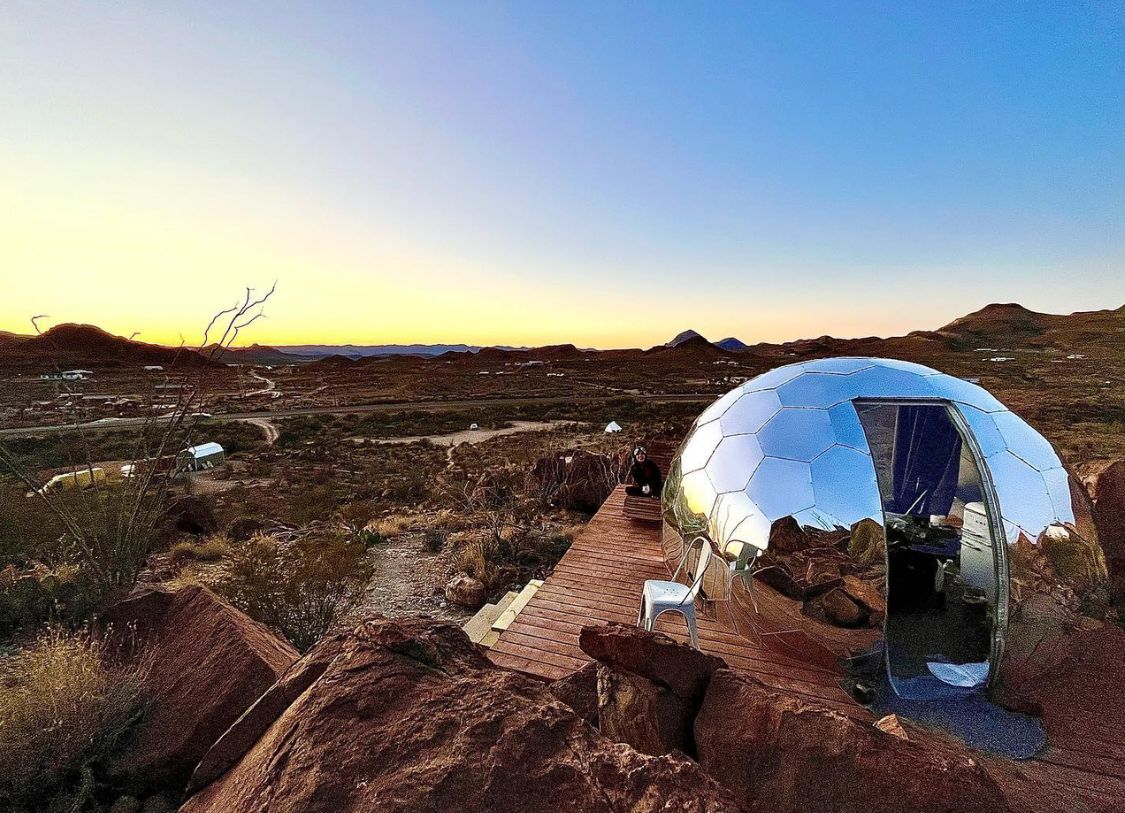 Un dôme de glamping Hypedome dans un dessert