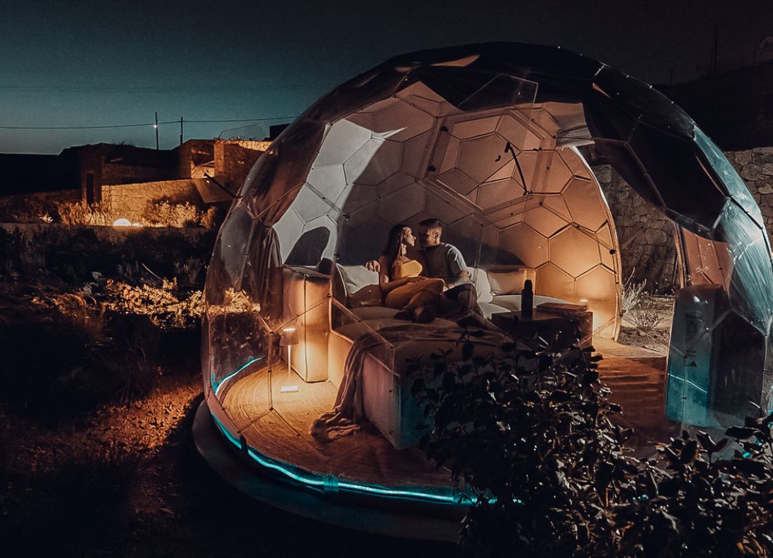 Un couple dans un dôme glamping