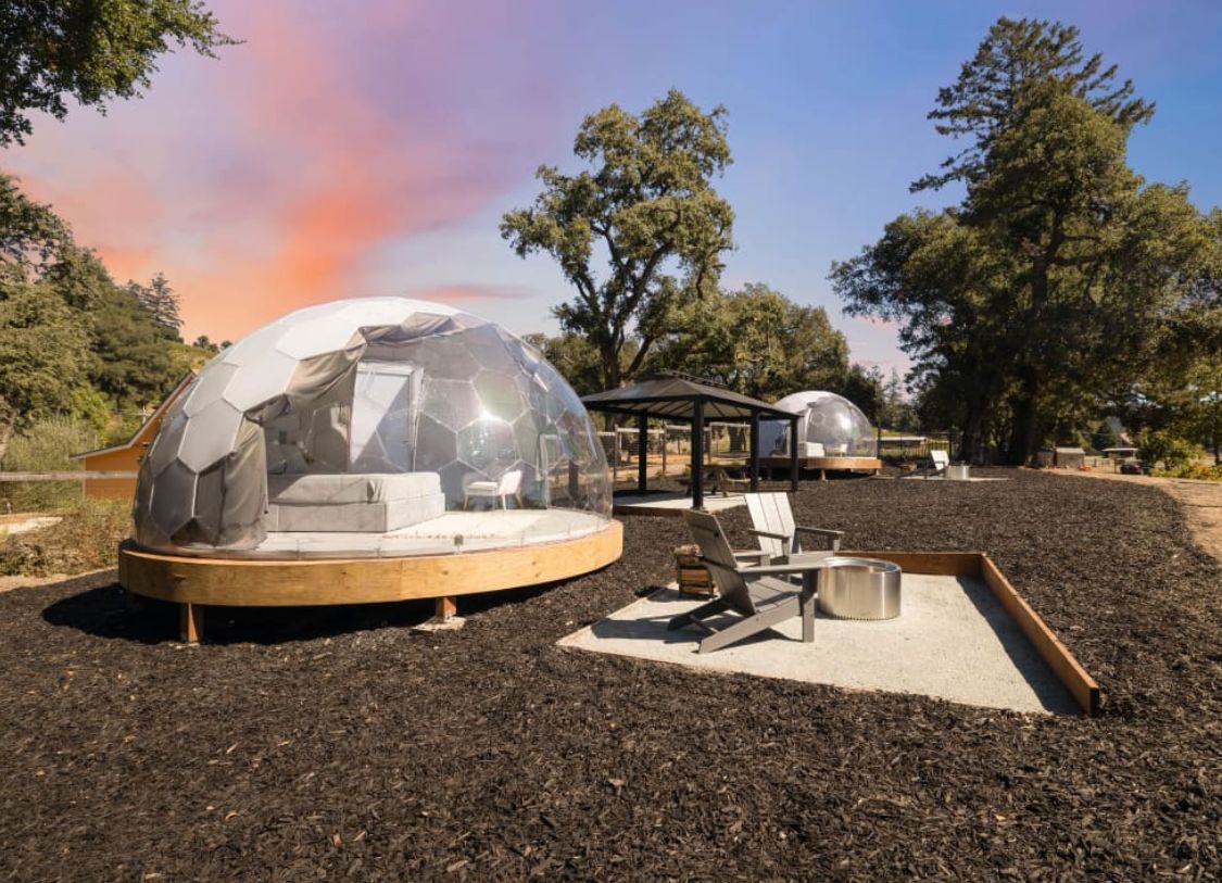 Deux dômes de glamping au Royaume-Uni