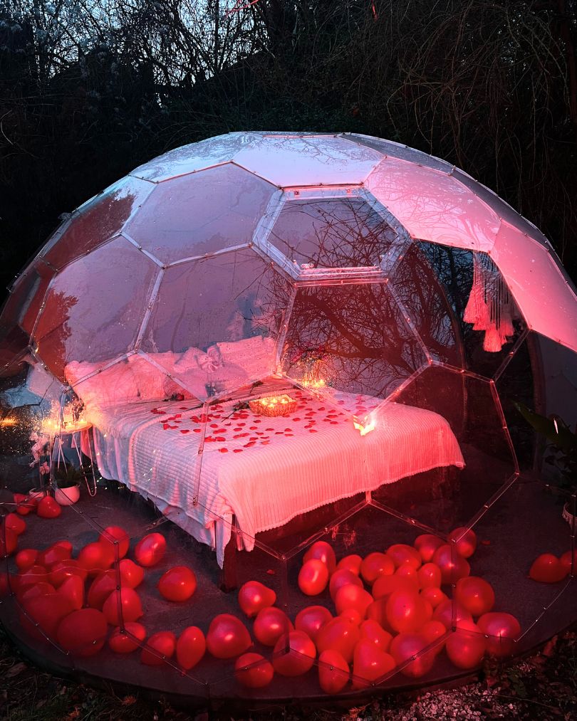 una romantica camera da letto in una cupola da giardino Hypedome