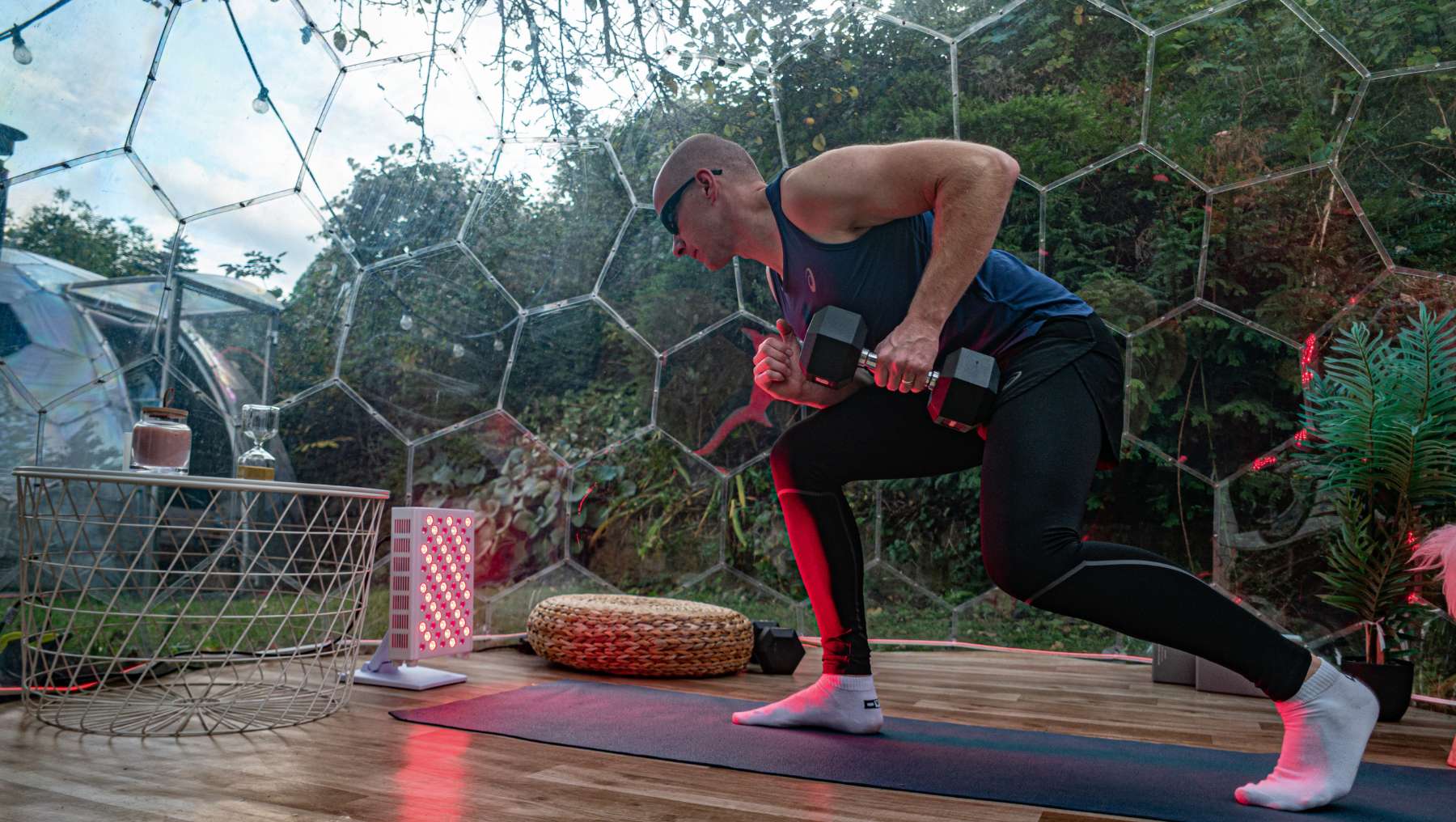 Outdoor-Workout in einem Hypedome mit Rotlicht, der einen Wellness-Rückzugsort im Hinterhof zeigt, der auf Langlebigkeit ausgelegt ist