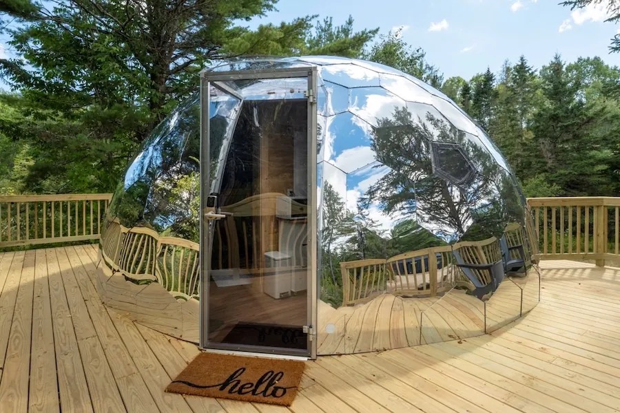 Intérieur d'une suite glamping dôme avec chambre et vue