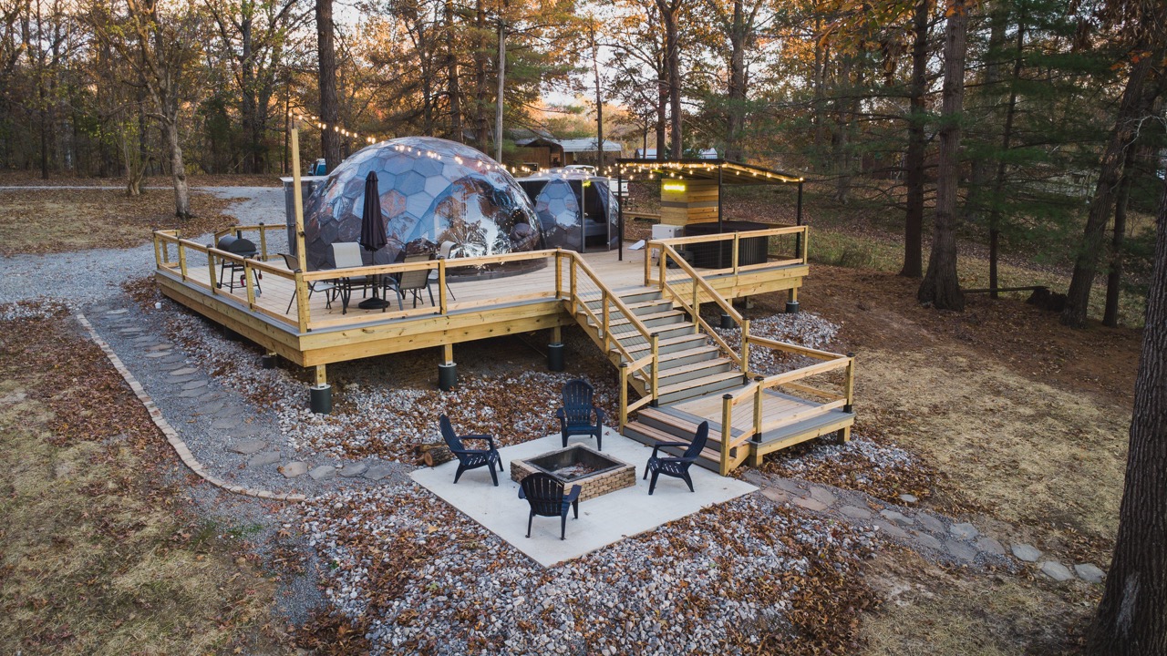 Vue aérienne par drone d'un Hypedome placé à côté d'un chalet existant