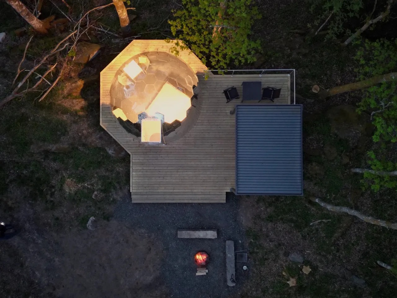 Intérieur d'un Hypédome pendant la journée avec lumière naturelle et vues à travers la coque transparente