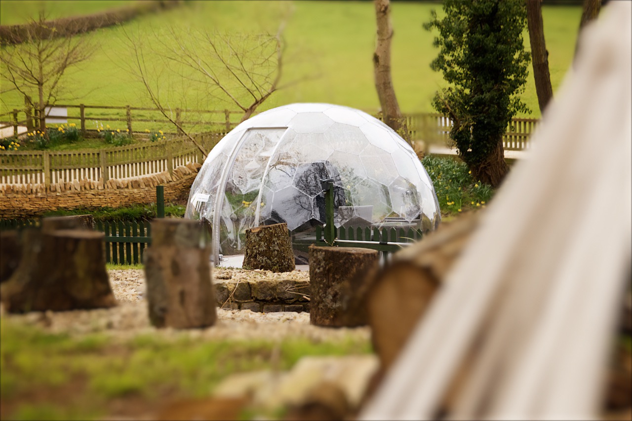 Un dôme géodésique Hypedome installé dans le jardin d'une résidence privée