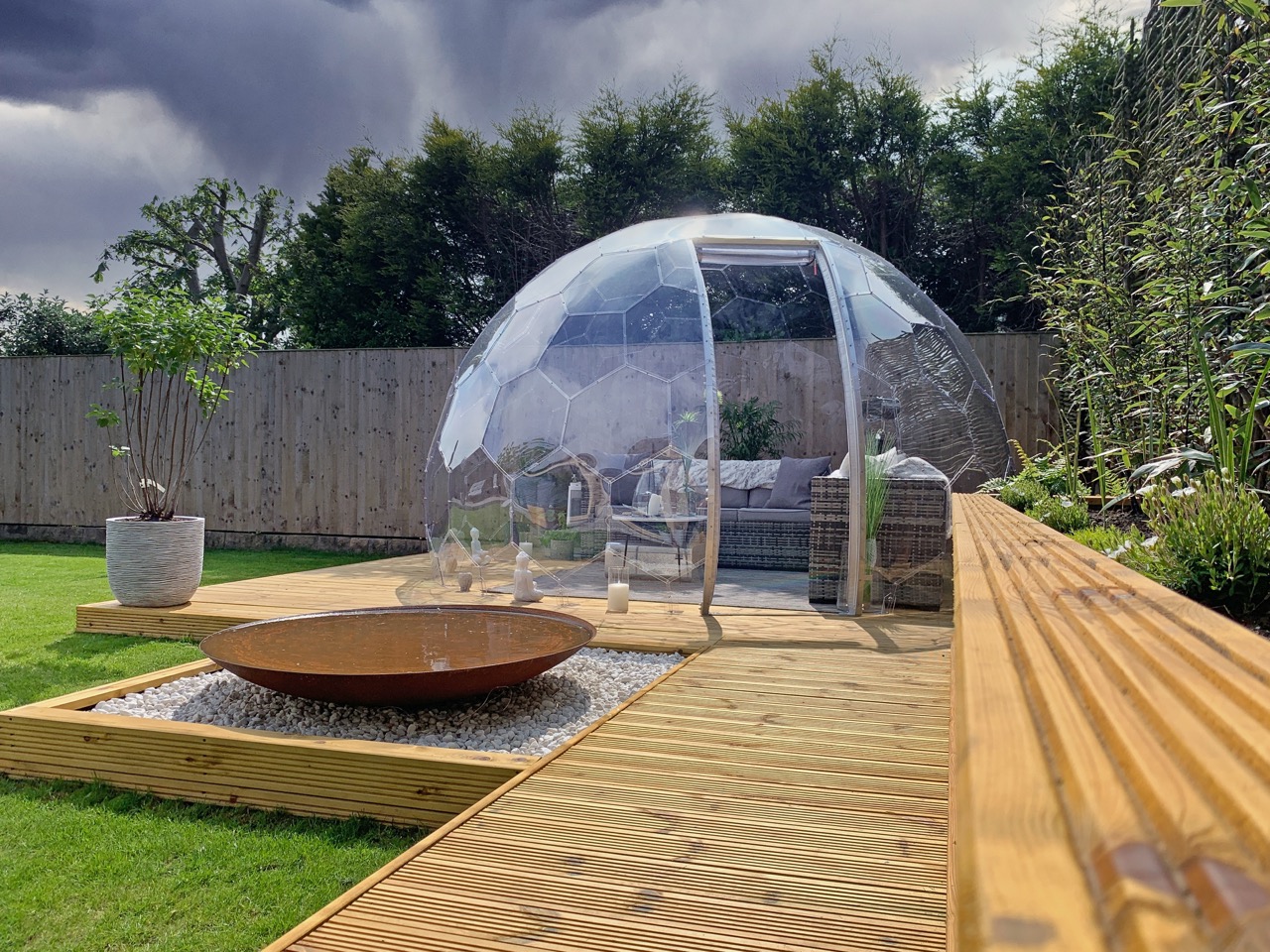 L'« Hypedome » de l'arrière-cour vu depuis le jardin, avec ses panneaux qui captent la lumière