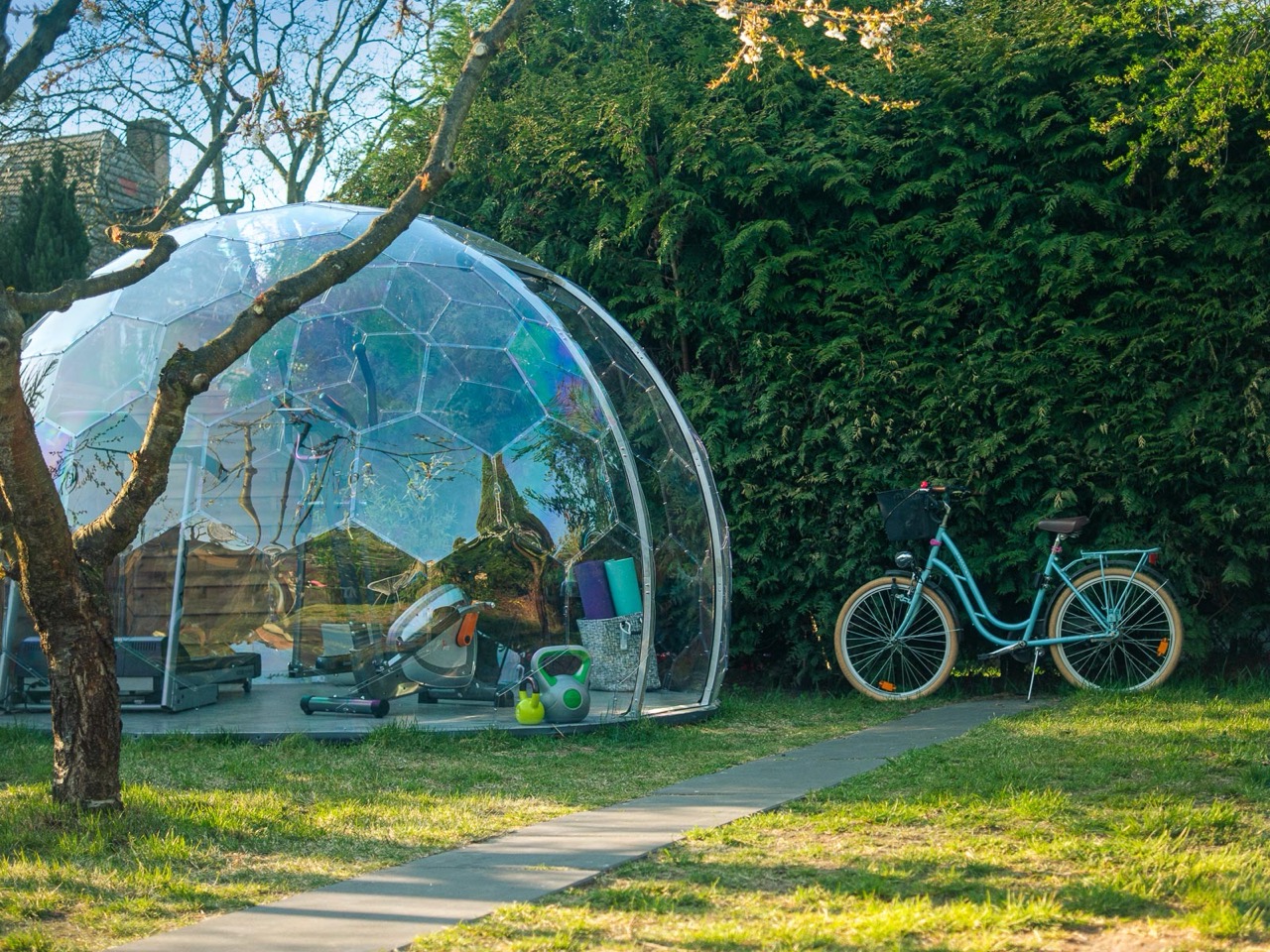 Un Hypedome aménagé en pièce donnant sur le jardin, avec vue sur le jardin environnant
